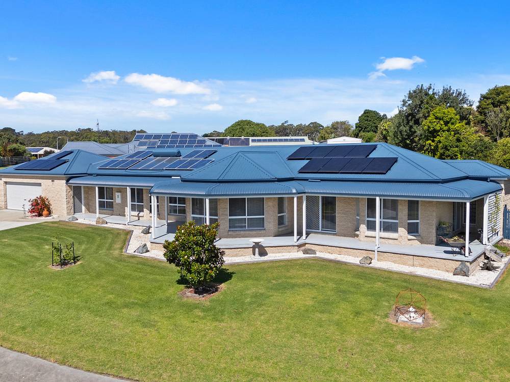 90 Stirling Drive, LAKES ENTRANCE, VIC 3909