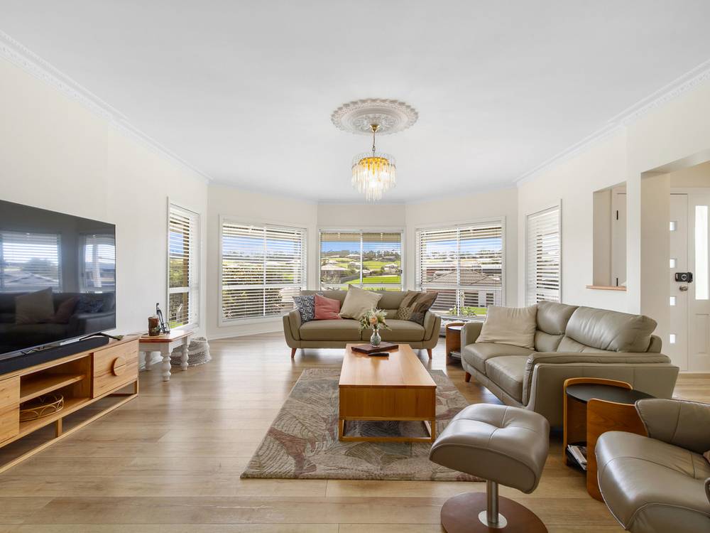 90 Stirling Drive, LAKES ENTRANCE, VIC 3909