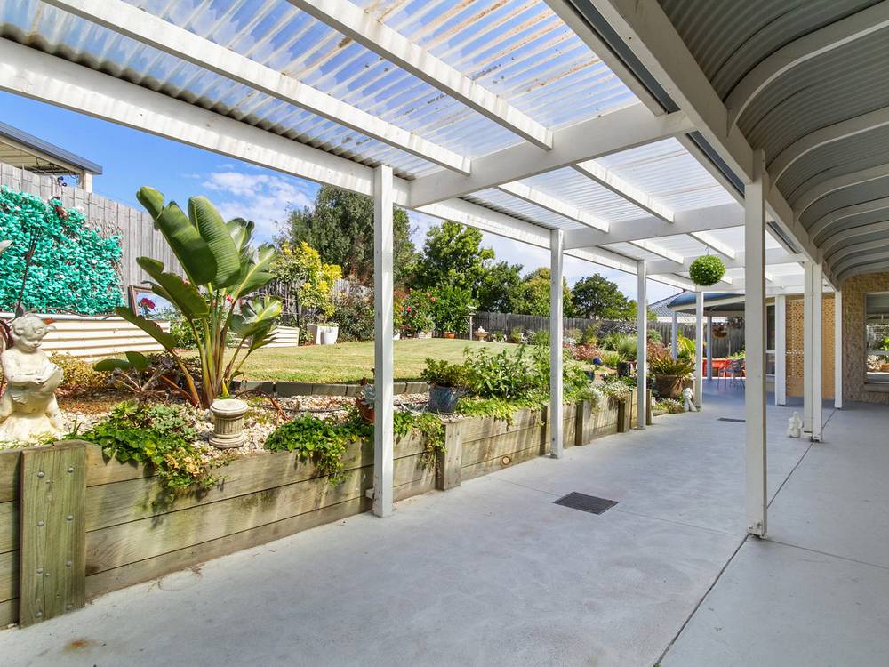 90 Stirling Drive, LAKES ENTRANCE, VIC 3909