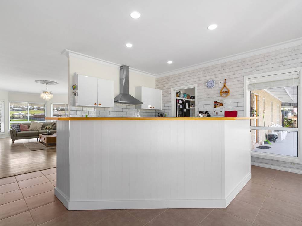 90 Stirling Drive, LAKES ENTRANCE, VIC 3909