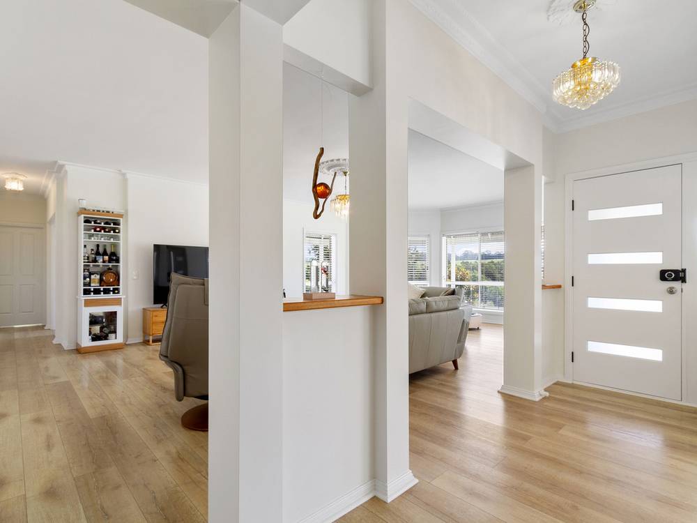 90 Stirling Drive, LAKES ENTRANCE, VIC 3909