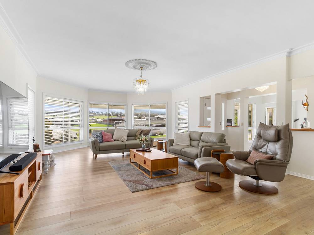 90 Stirling Drive, LAKES ENTRANCE, VIC 3909