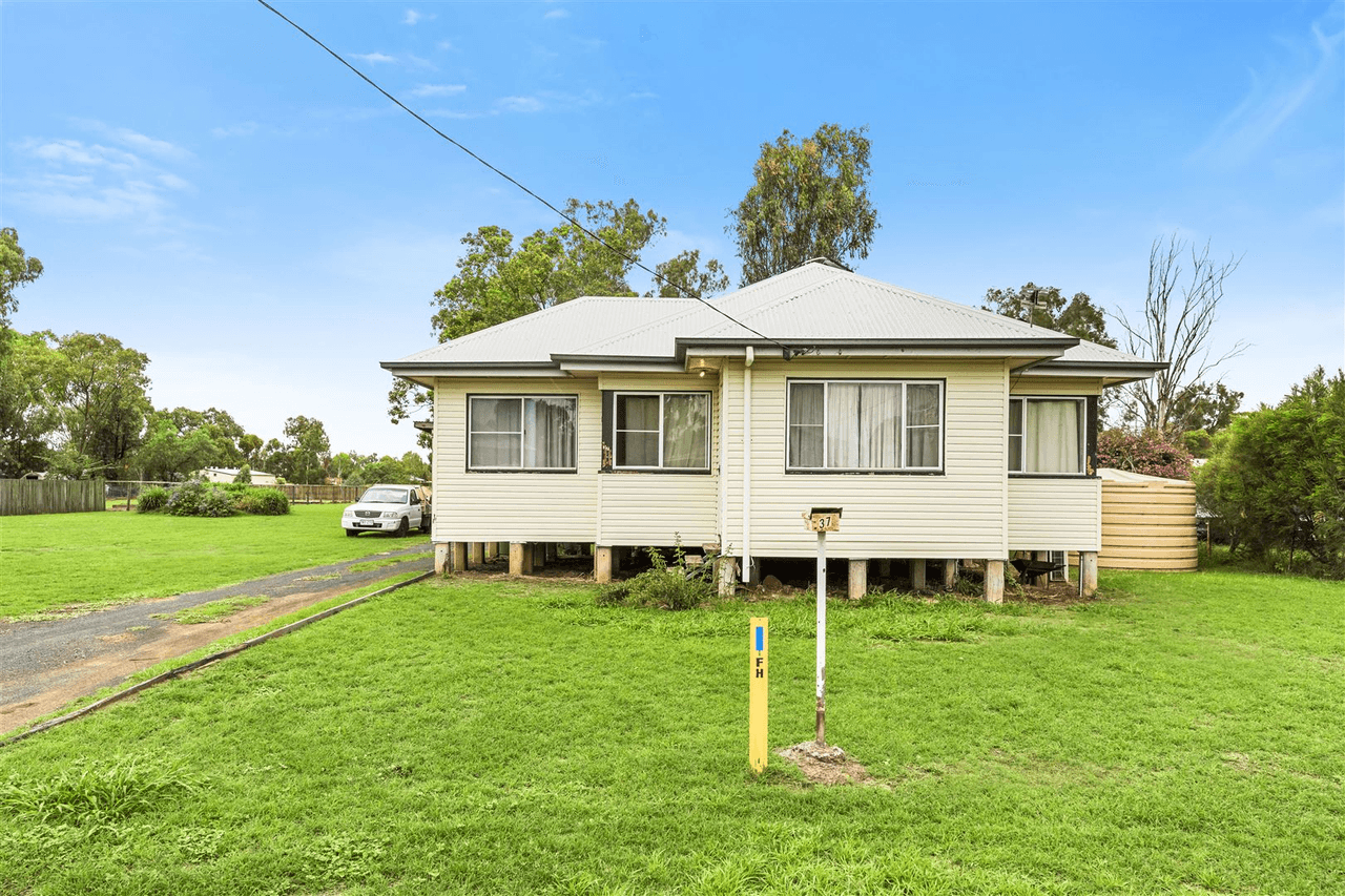 37 Cunliffe Street, Oakey, QLD 4401