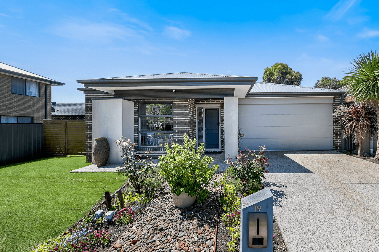 19 Fleuve Rise, CLYDE NORTH, VIC 3978