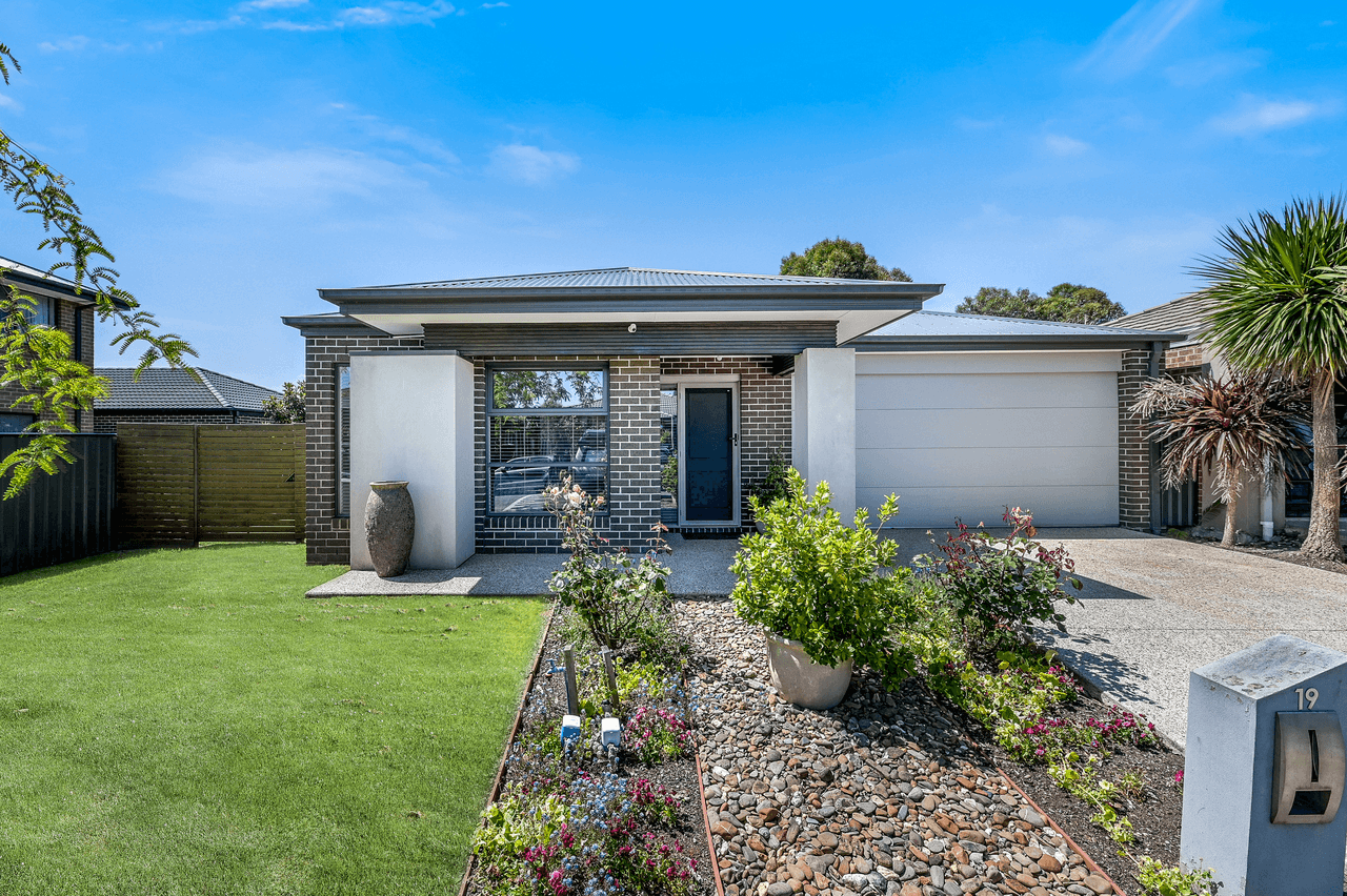 19 Fleuve Rise, CLYDE NORTH, VIC 3978