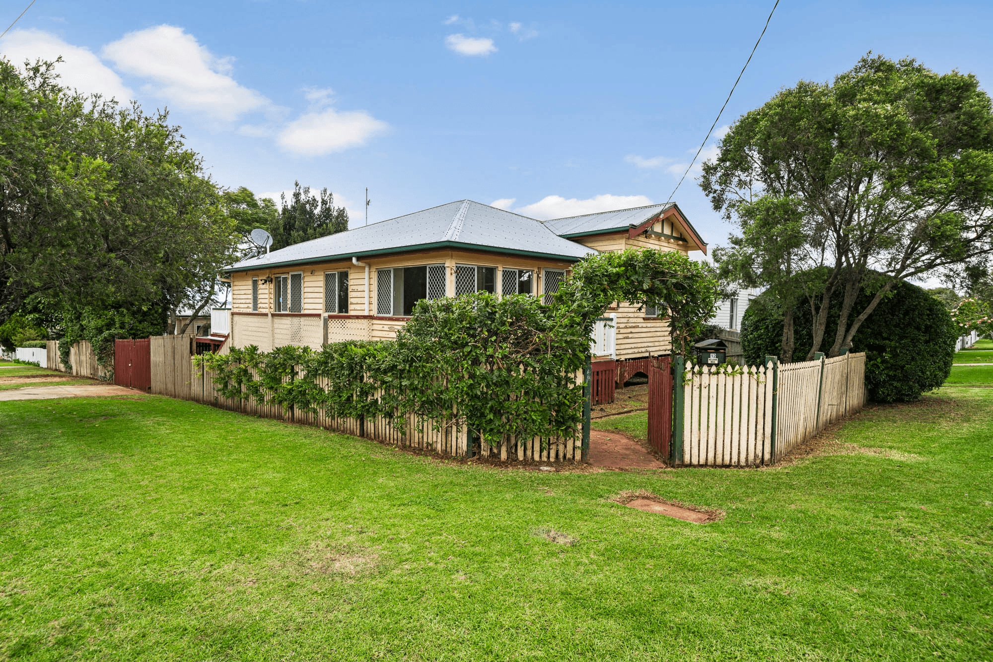 12 Lochel Street, Mount Lofty, QLD 4350