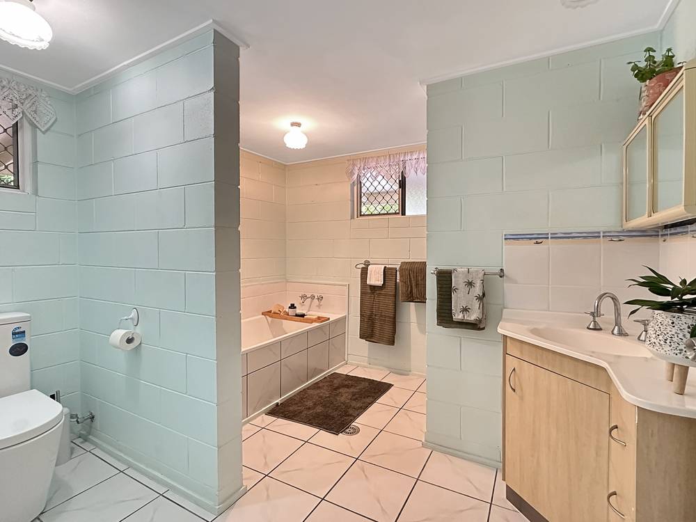 124 Horseshoe Bay Rd, Horseshoe Bay, QLD 4819