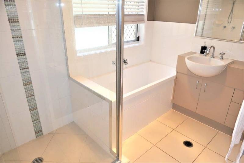 16 Brightwood Place, FERNVALE, QLD 4306