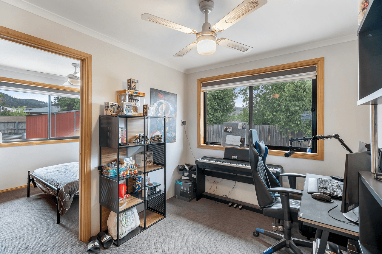 14 Clarence Crescent, ROKEBY, TAS 7019