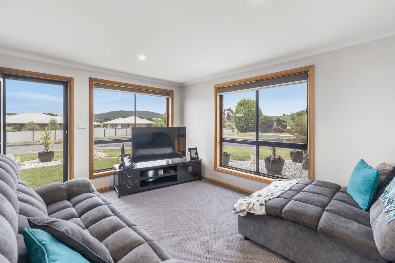 14 Clarence Crescent, ROKEBY, TAS 7019