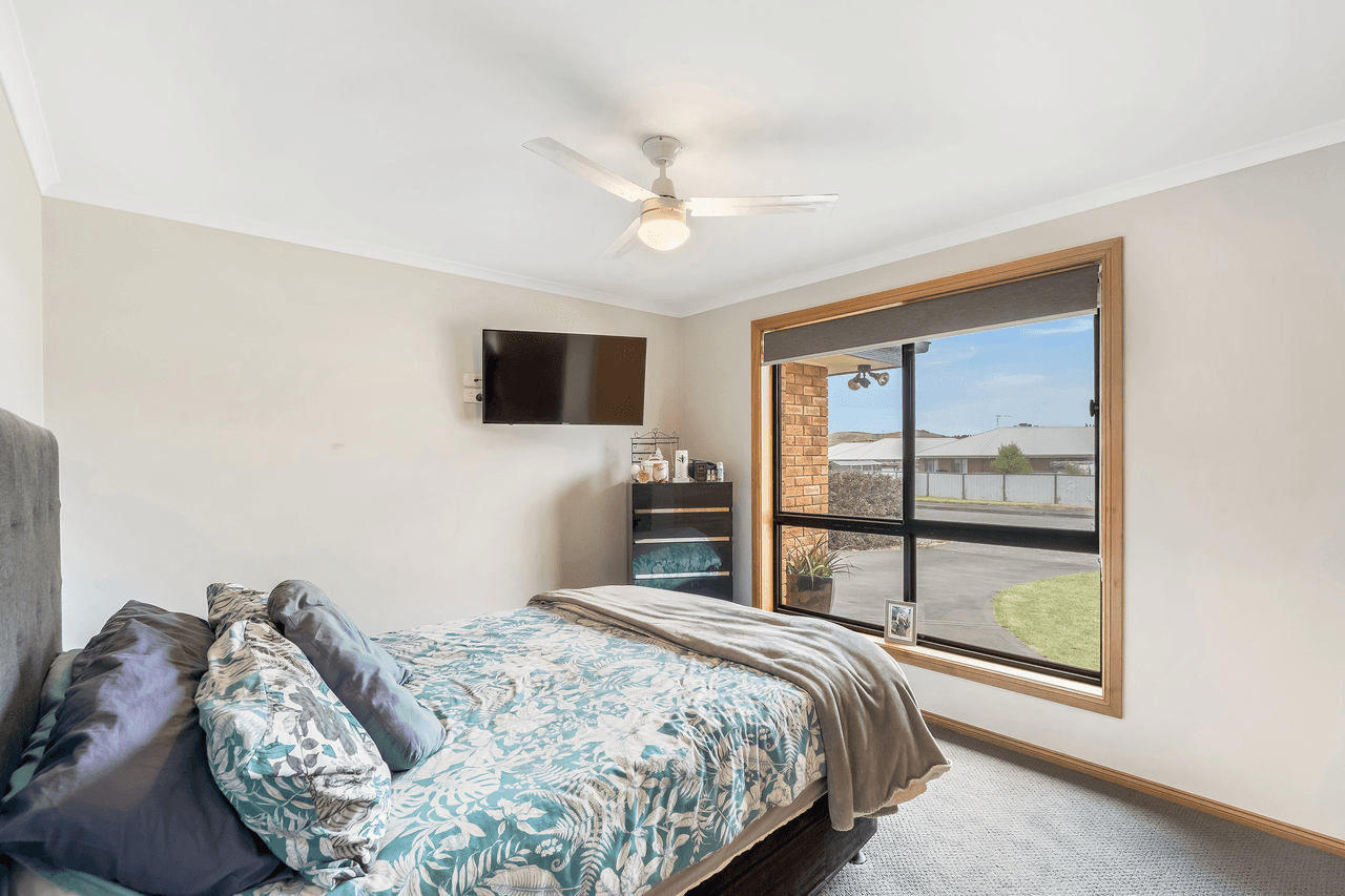 14 Clarence Crescent, ROKEBY, TAS 7019