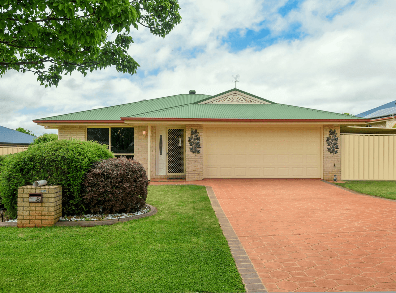 8 Barton Street, Middle Ridge, QLD 4350