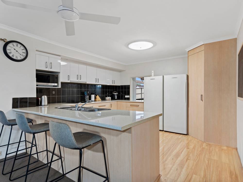 10 FARRELL DRIVE, WALLOON, QLD 4306