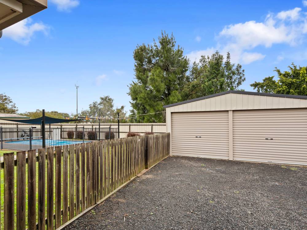 10 FARRELL DRIVE, WALLOON, QLD 4306