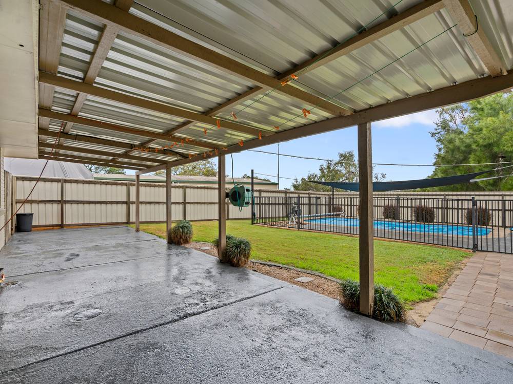 10 FARRELL DRIVE, WALLOON, QLD 4306