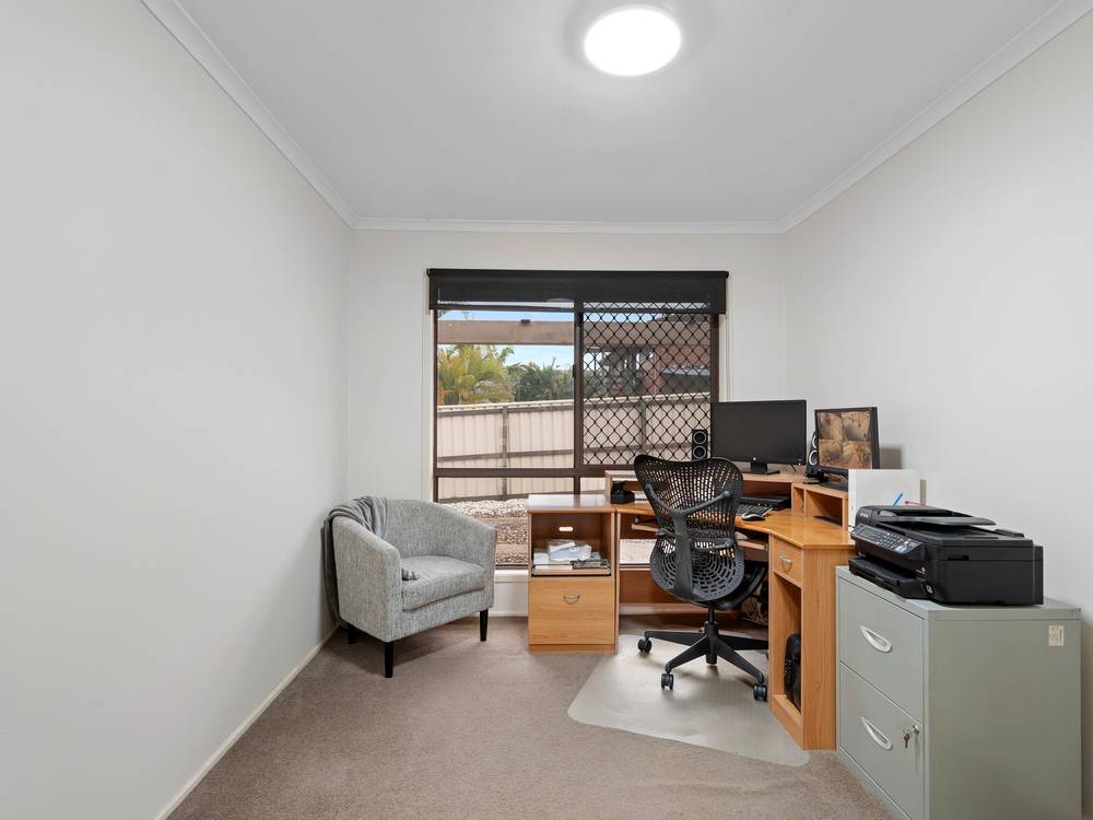10 FARRELL DRIVE, WALLOON, QLD 4306