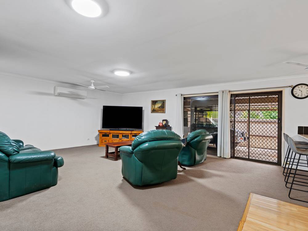 10 FARRELL DRIVE, WALLOON, QLD 4306