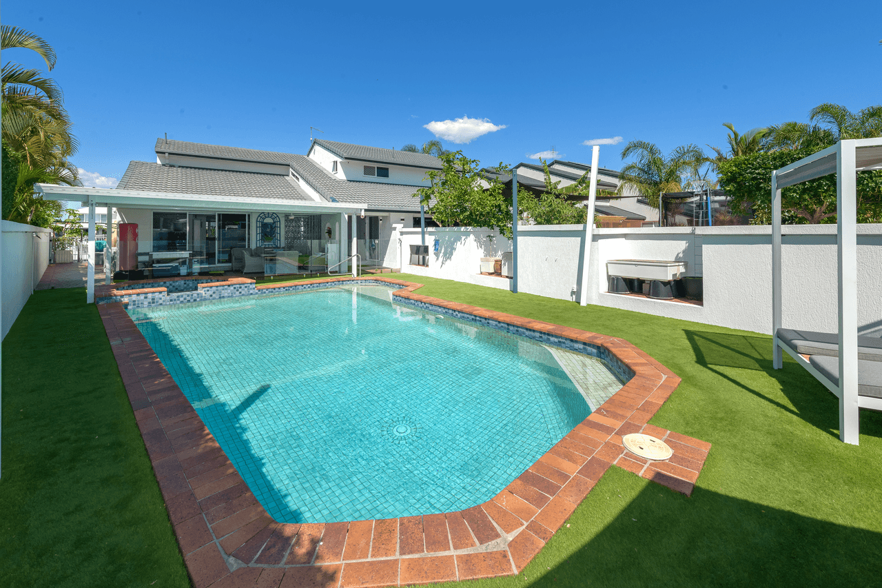 127 Pebble Beach Drive, RUNAWAY BAY, QLD 4216