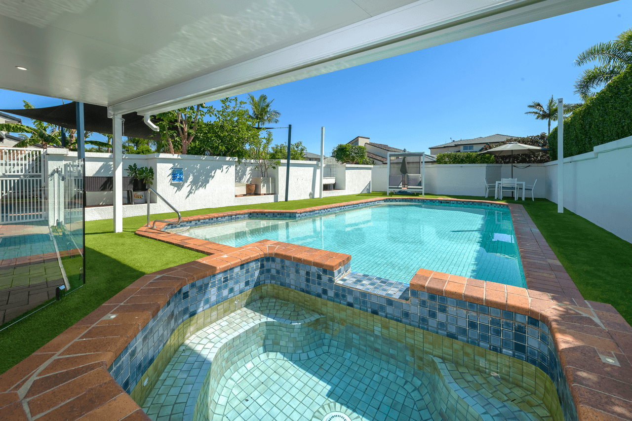 127 Pebble Beach Drive, RUNAWAY BAY, QLD 4216