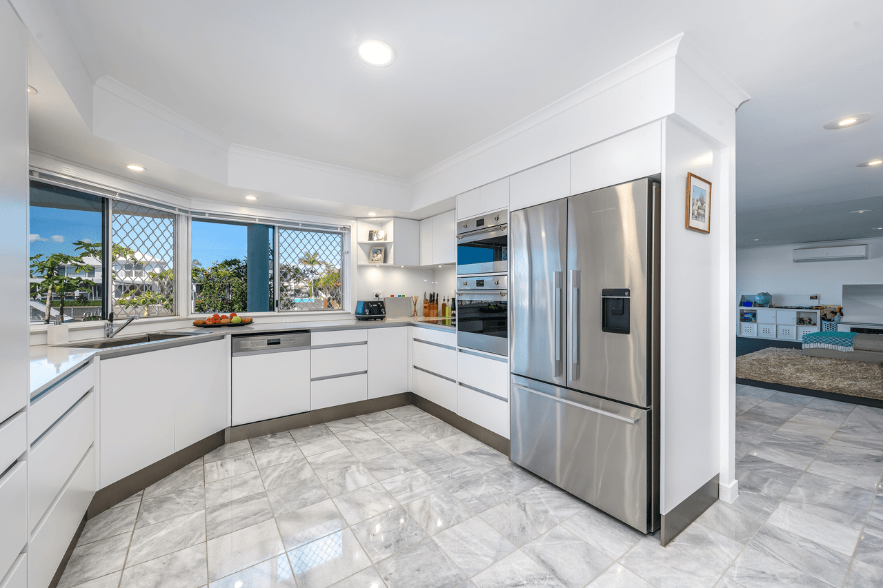 127 Pebble Beach Drive, RUNAWAY BAY, QLD 4216