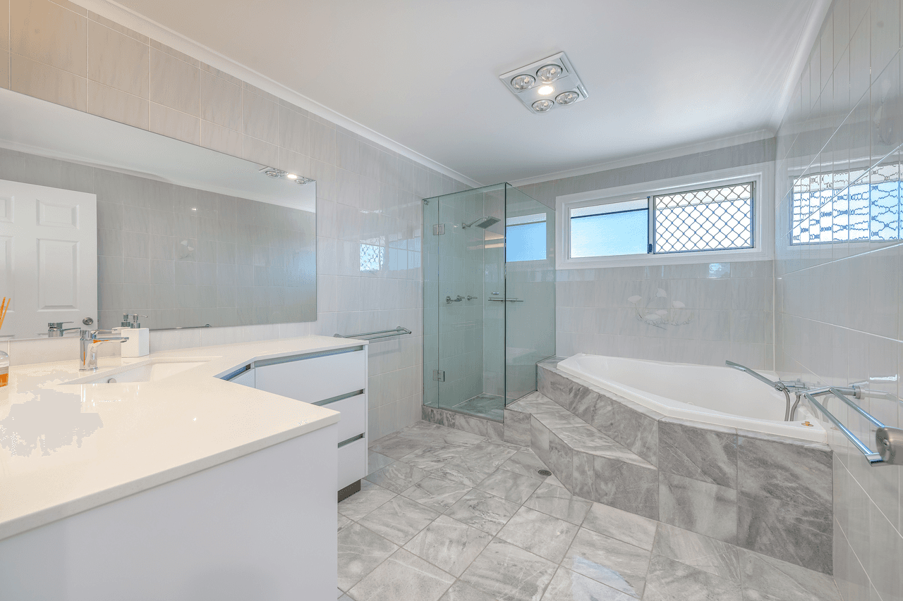 127 Pebble Beach Drive, RUNAWAY BAY, QLD 4216