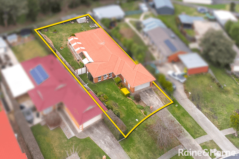 27 Sunny Park Close, GISBORNE, VIC 3437