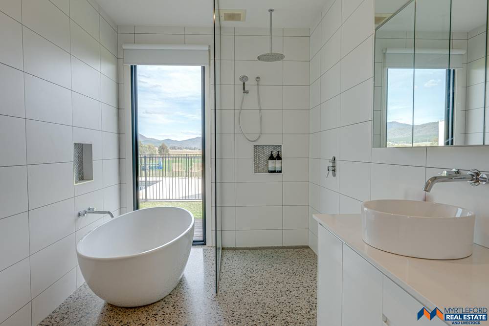 1711 Happy Valley Road, ROSEWHITE, VIC 3737