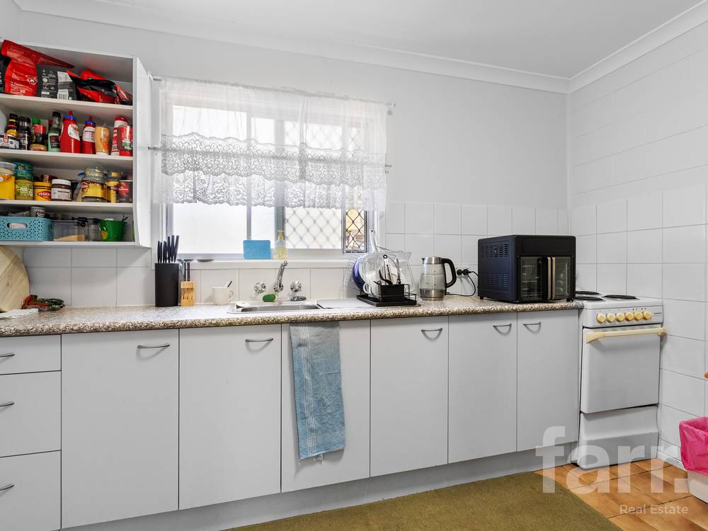 37 Ahern Street, LABRADOR, QLD 4215