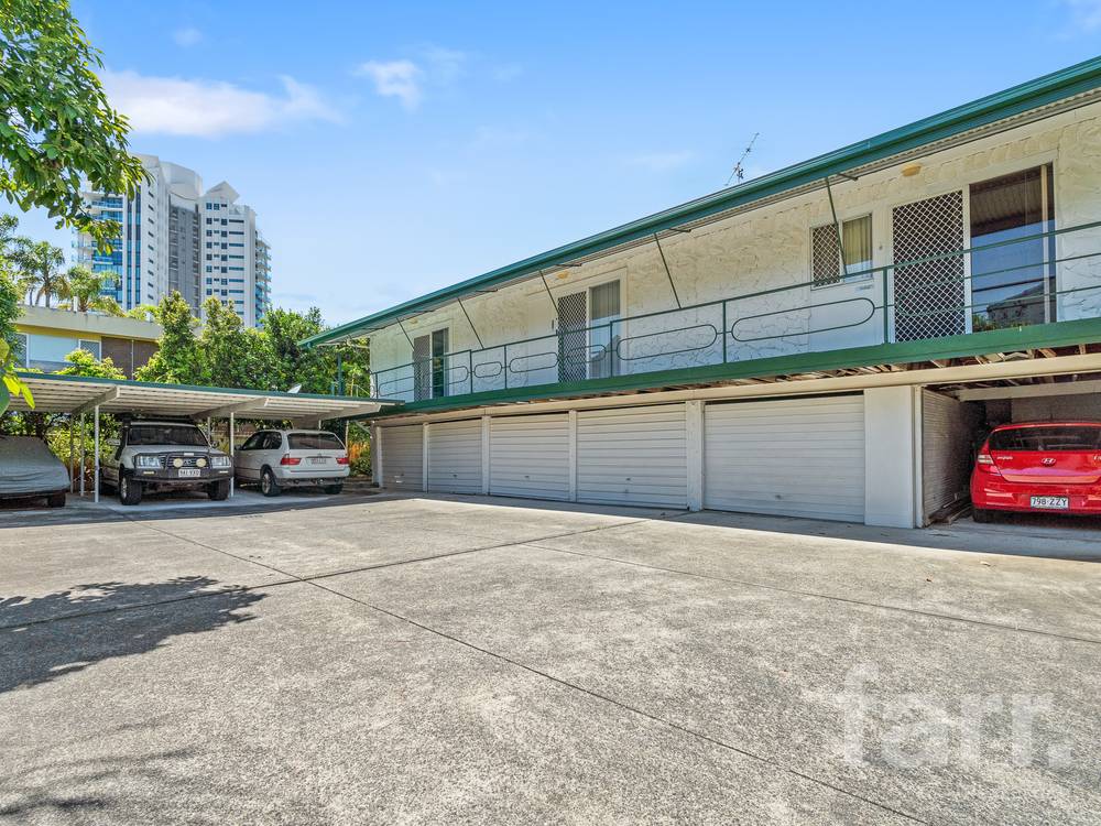 37 Ahern Street, LABRADOR, QLD 4215