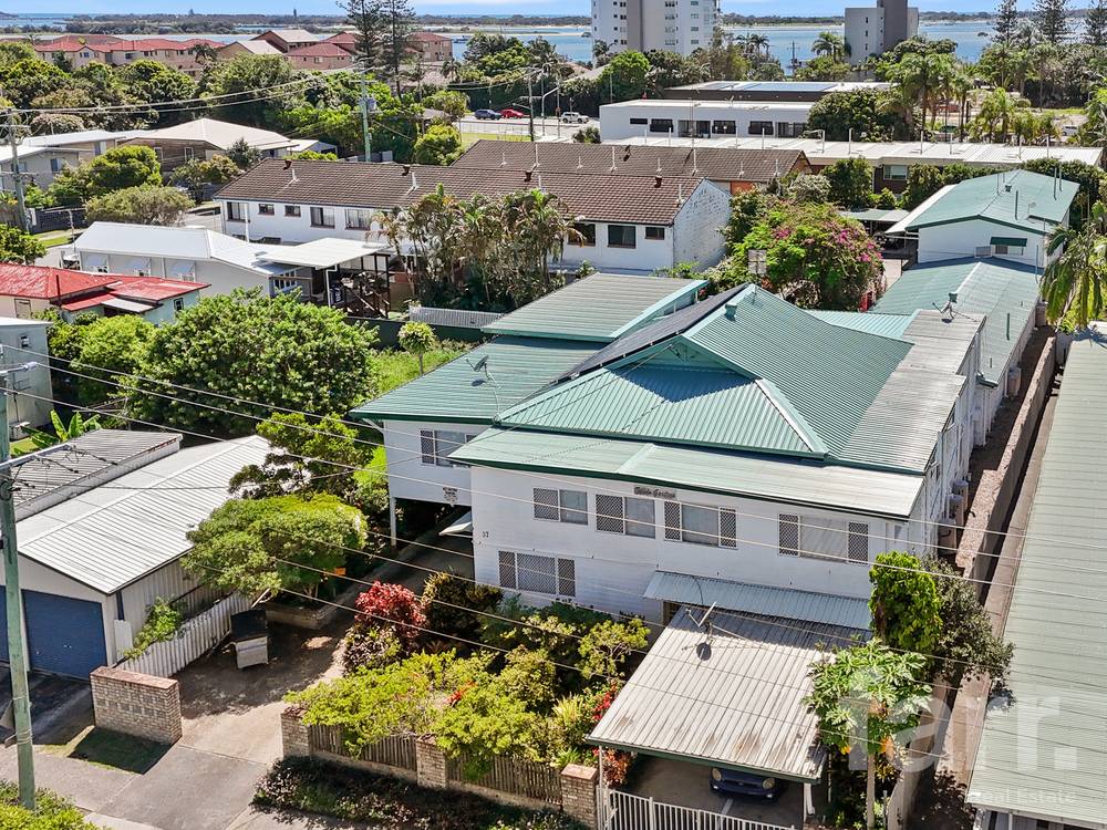 37 Ahern Street, LABRADOR, QLD 4215