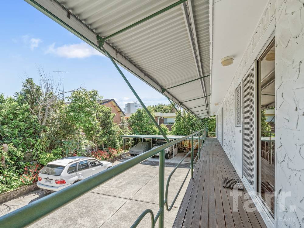 37 Ahern Street, LABRADOR, QLD 4215