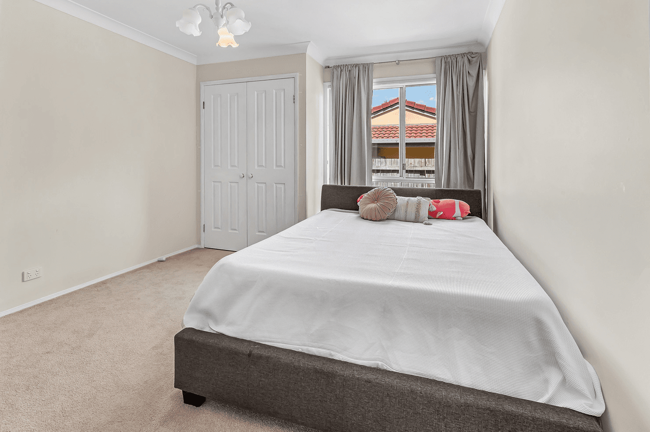 16 Urangan Court, HELENSVALE, QLD 4212