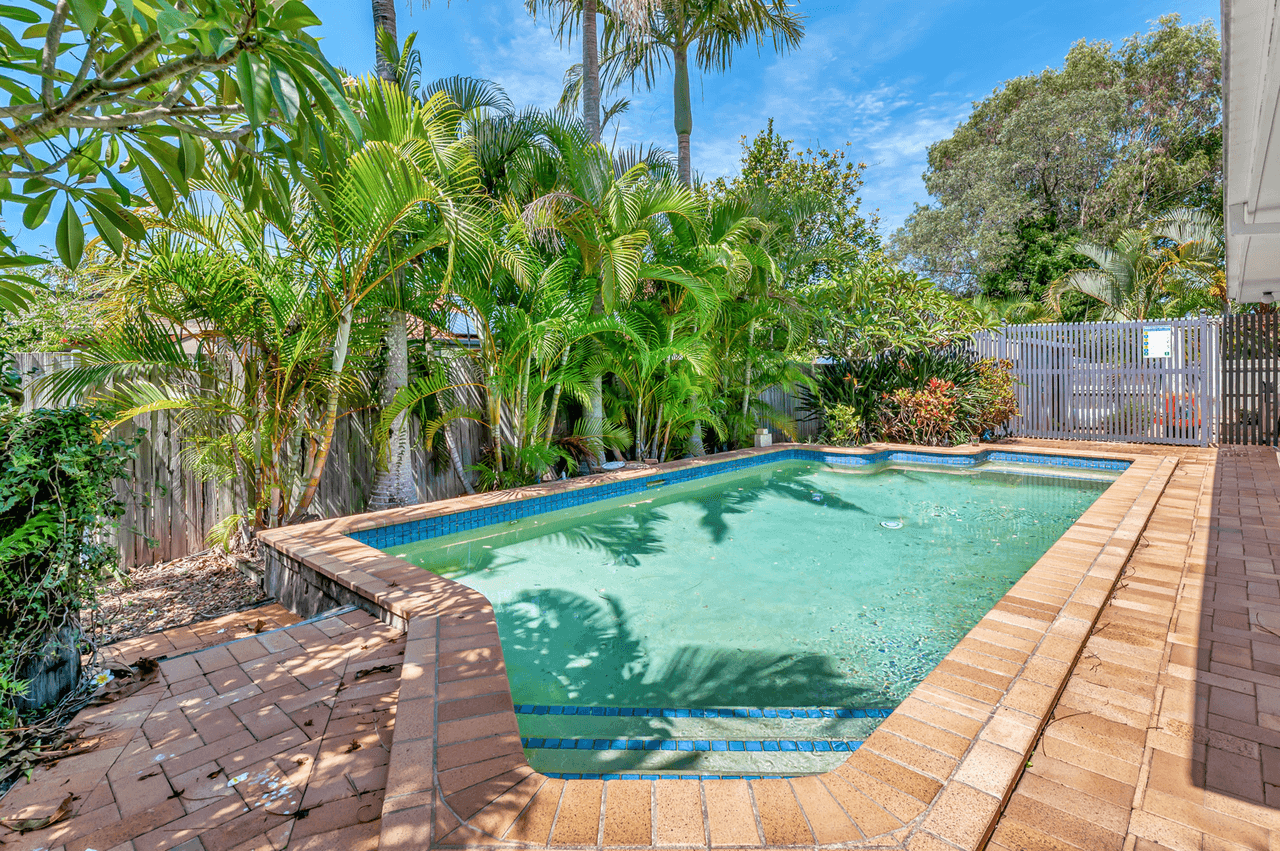 16 Urangan Court, HELENSVALE, QLD 4212