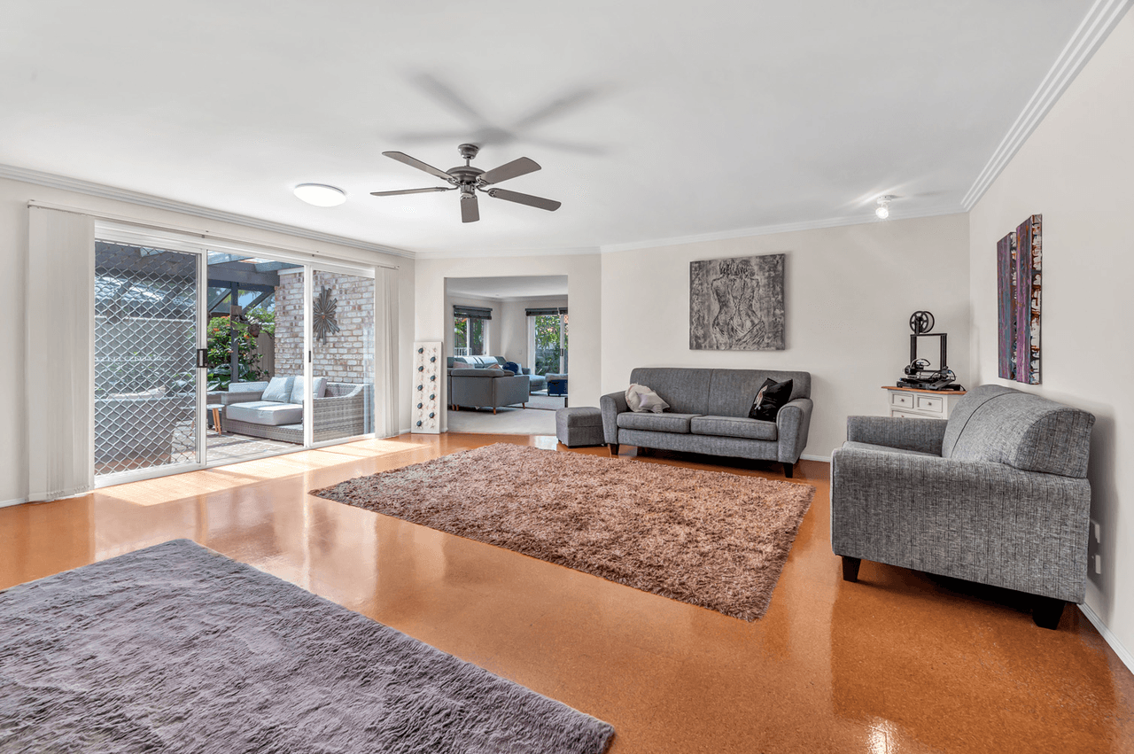 16 Urangan Court, HELENSVALE, QLD 4212