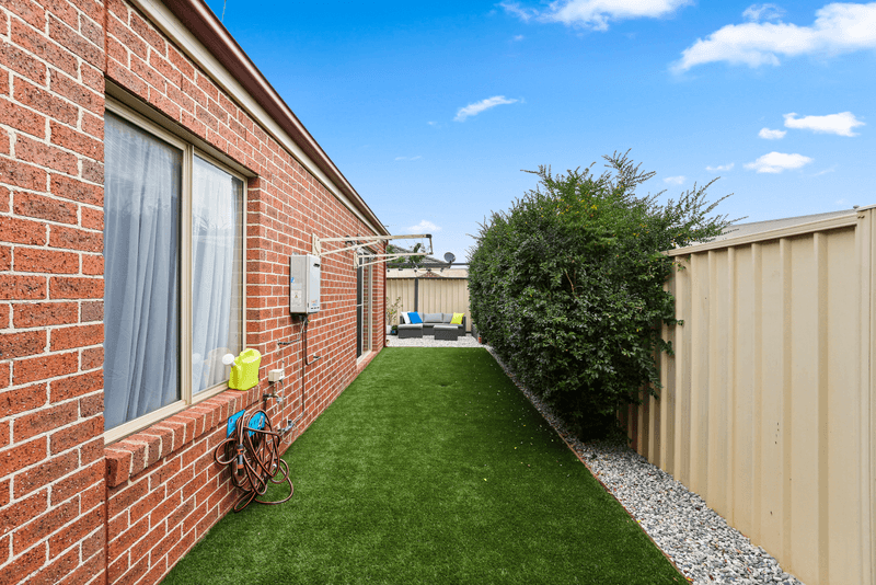 Unit 2/28 Scarborough Cres, Harkness, VIC 3337