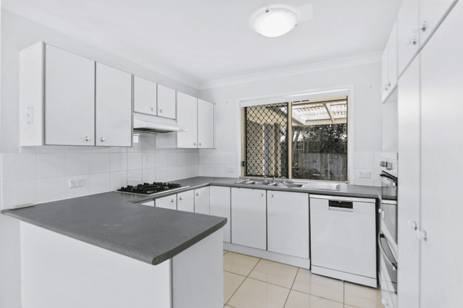 8 Dianthus Place, FLINDERS VIEW, QLD 4305