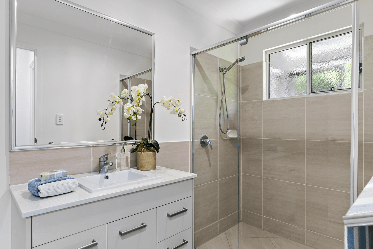 2/7 Rowley Close, GLASS HOUSE MOUNTAINS, QLD 4518