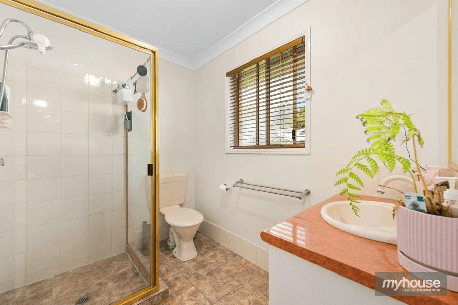 8 Bushnell Court, ROCKVILLE, QLD 4350