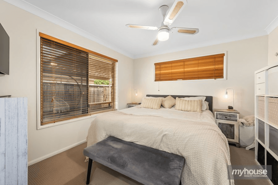 8 Bushnell Court, ROCKVILLE, QLD 4350