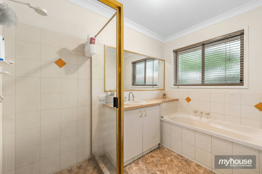 8 Bushnell Court, ROCKVILLE, QLD 4350