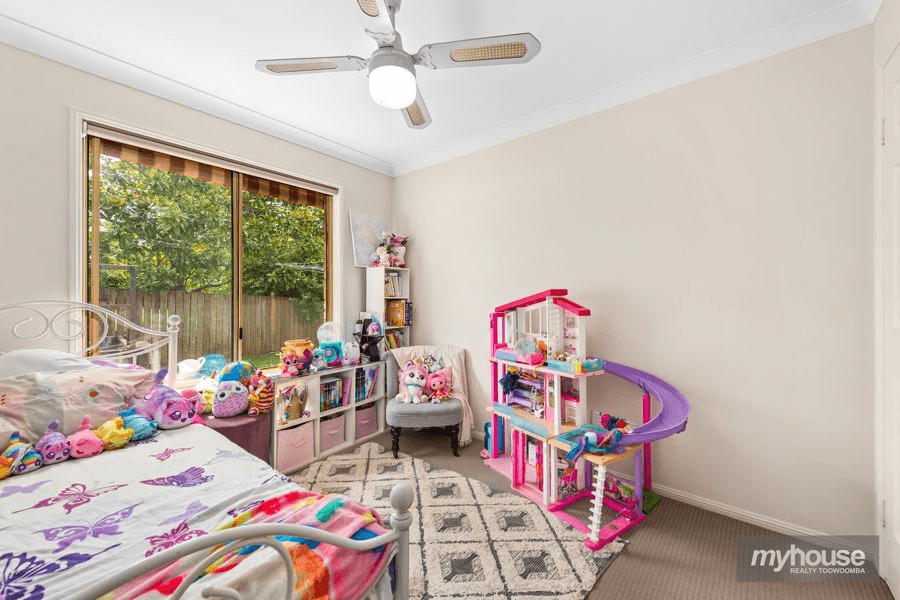 8 Bushnell Court, ROCKVILLE, QLD 4350