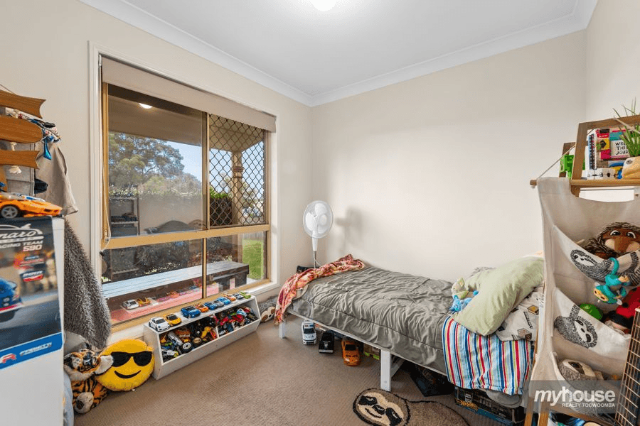 8 Bushnell Court, ROCKVILLE, QLD 4350