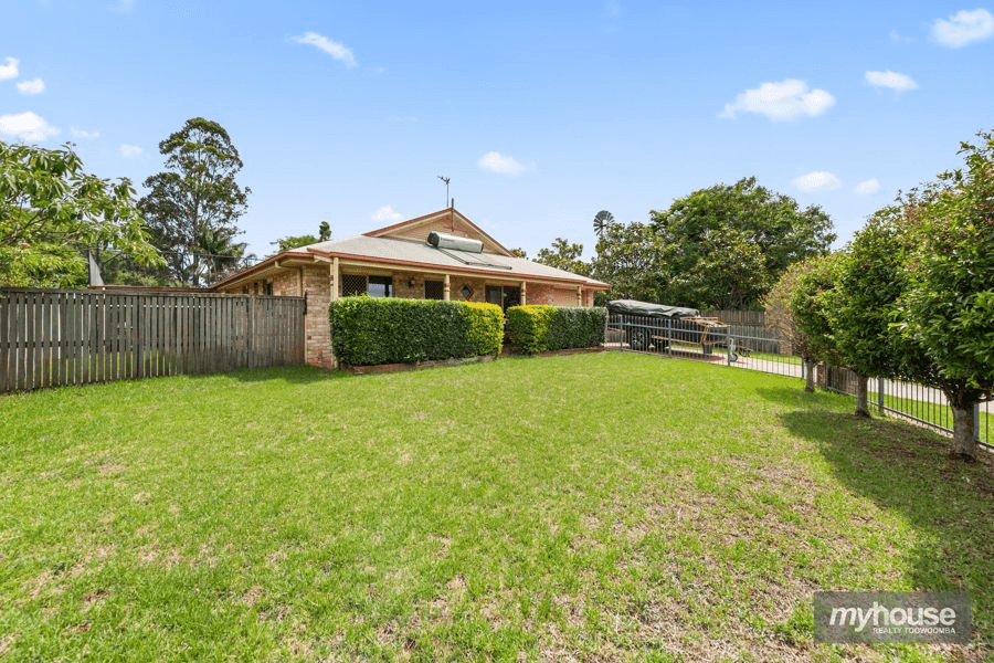 8 Bushnell Court, ROCKVILLE, QLD 4350