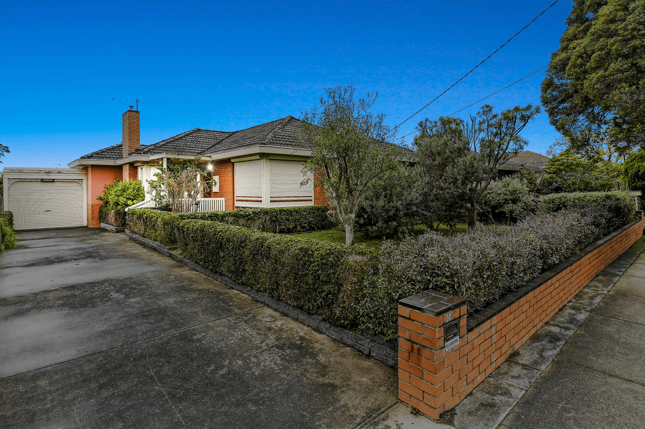 18 The Fairway, HAMPTON PARK, VIC 3976