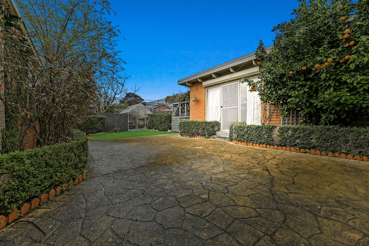 18 The Fairway, HAMPTON PARK, VIC 3976