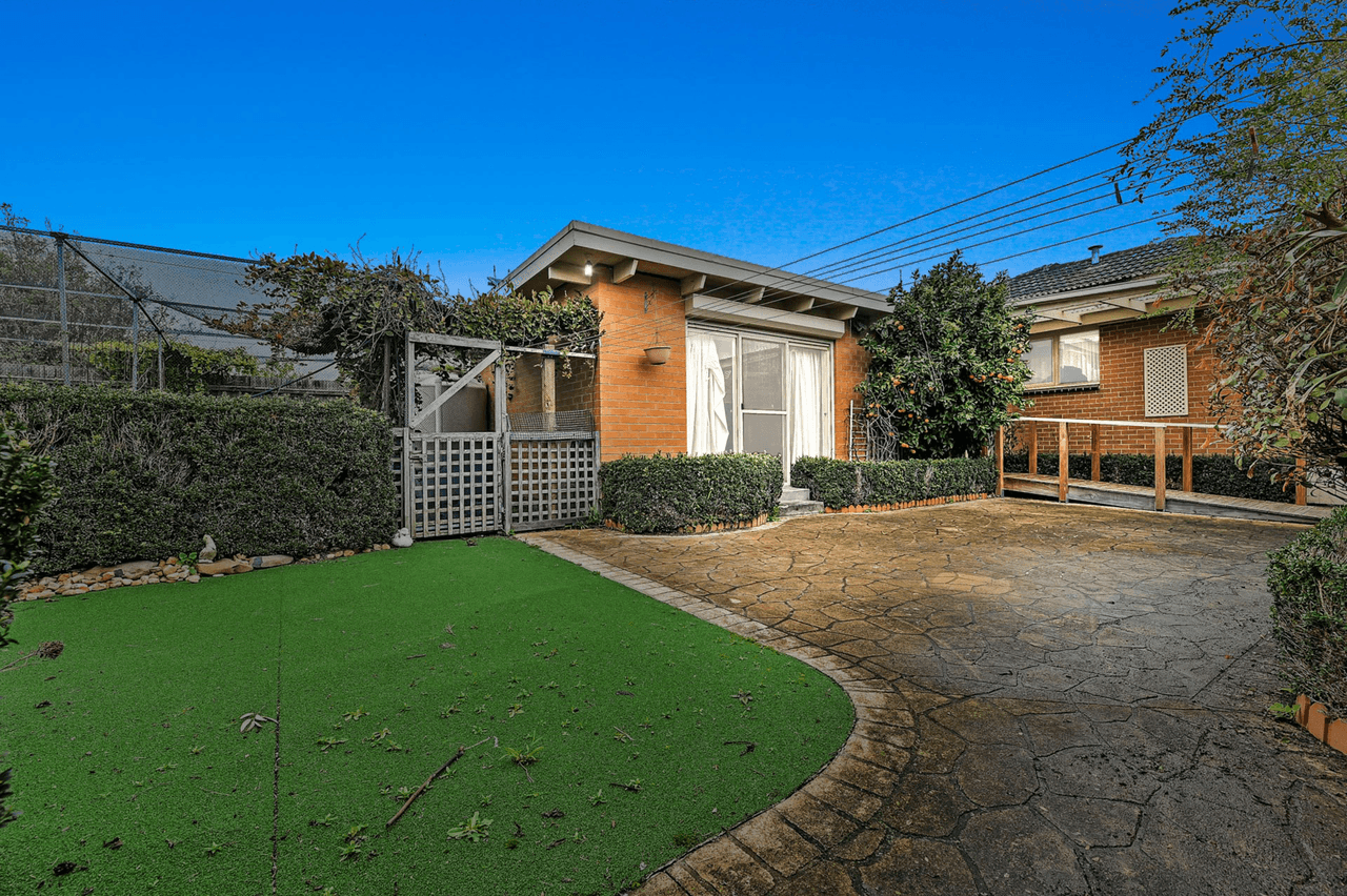 18 The Fairway, HAMPTON PARK, VIC 3976