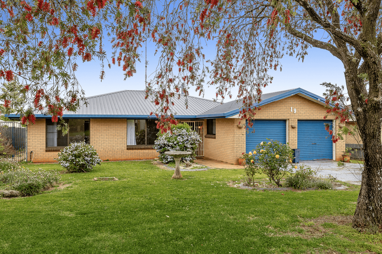 19 Cabarita Crescent, GLENVALE, QLD 4350