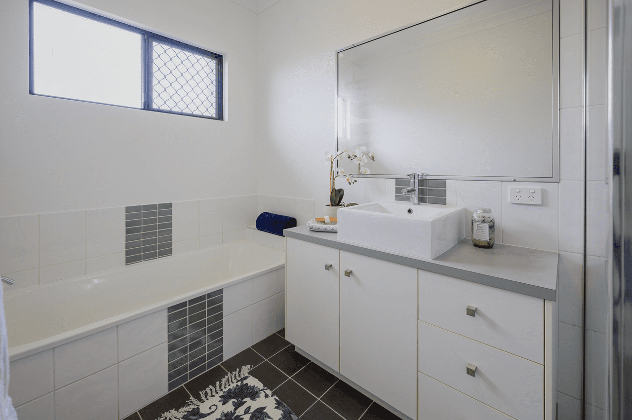 16 Hillock Crescent, BUSHLAND BEACH, QLD 4818