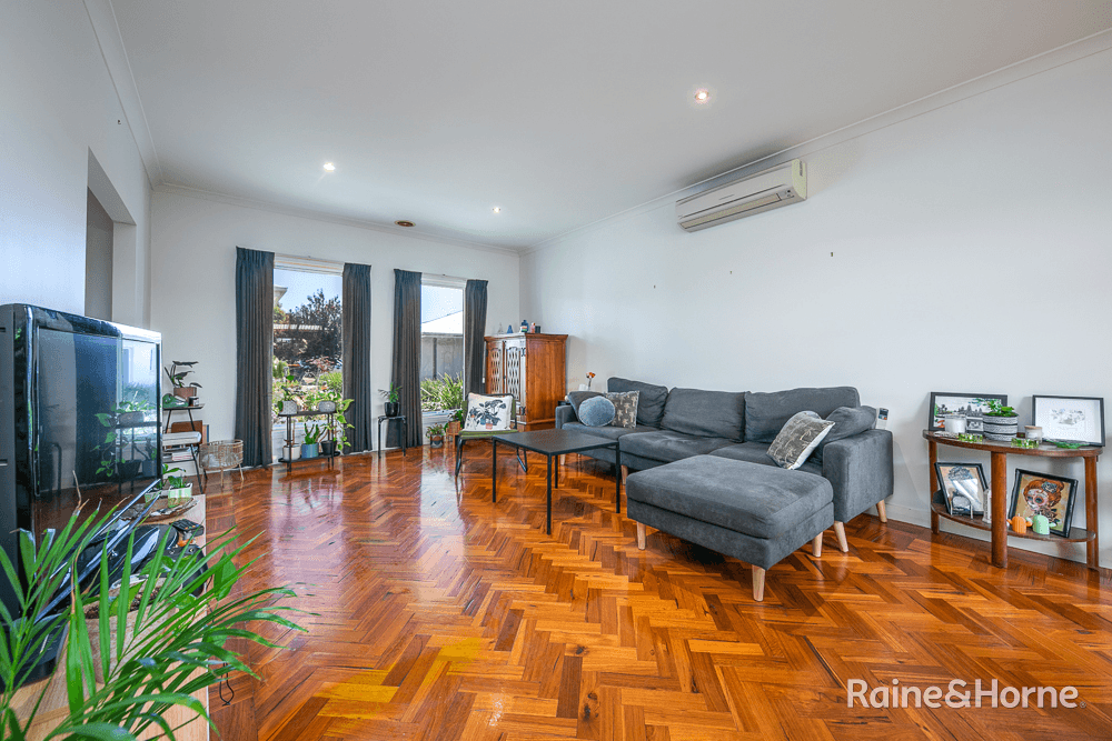 2/13-15 Logan Court, SUNBURY, VIC 3429