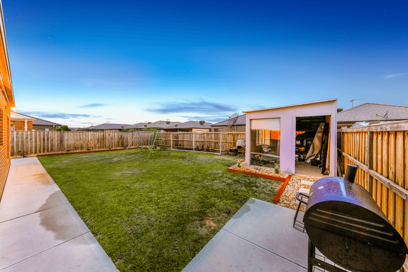 8 Leyana Crescent, Brookfield, VIC 3338